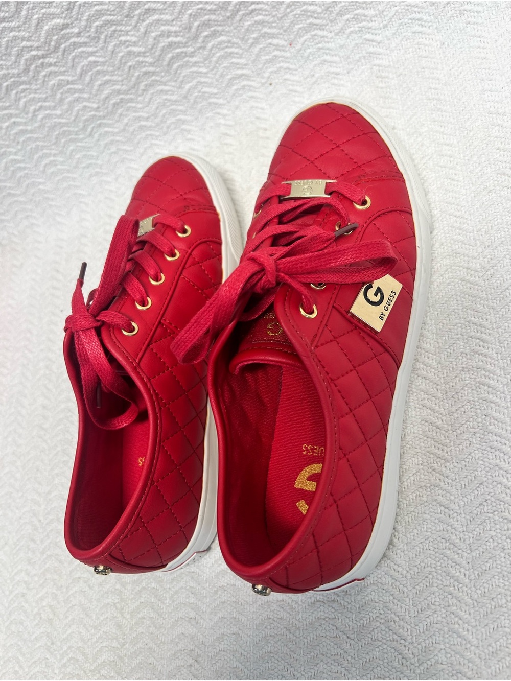 g by guess / red quilted backer 2 sneakers size 7.5 womens